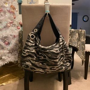Black/gray camo print hobo style bag. Canvas material, snap closure. GUC